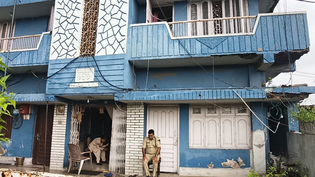 IT Raid: कारोबारी के ठिकाने में 24 घंटे तक चली आयकर विभाग की कार्रवाई, कई अहम दस्तावेज जब्त 17851233565936334568526742691303