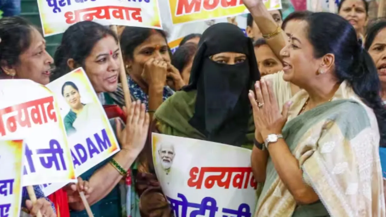 दिल्ली में महिलाओं को हर महीने मिलेंगे ₹2500, कैबिनेट ने ‘लक्ष्मी योजना’ को दी मंजूरी, जानें शर्तें laxmi