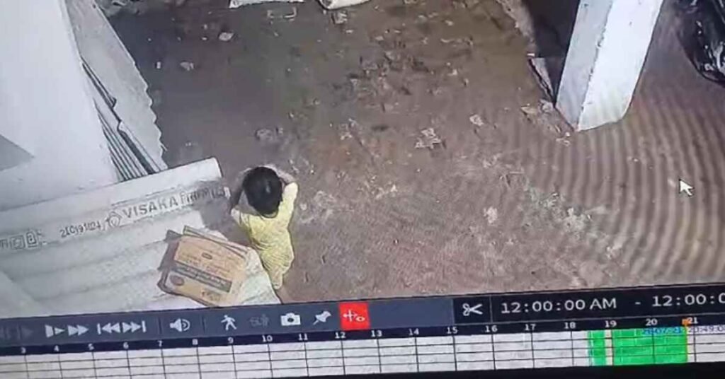खेल-खेल में आई मौतः घर के बाहर खेल रहे बच्चे की सांप के डसने से मौत, दिल दहला देने वाला VIDEO वायरल image 2026 07 22t124300.900