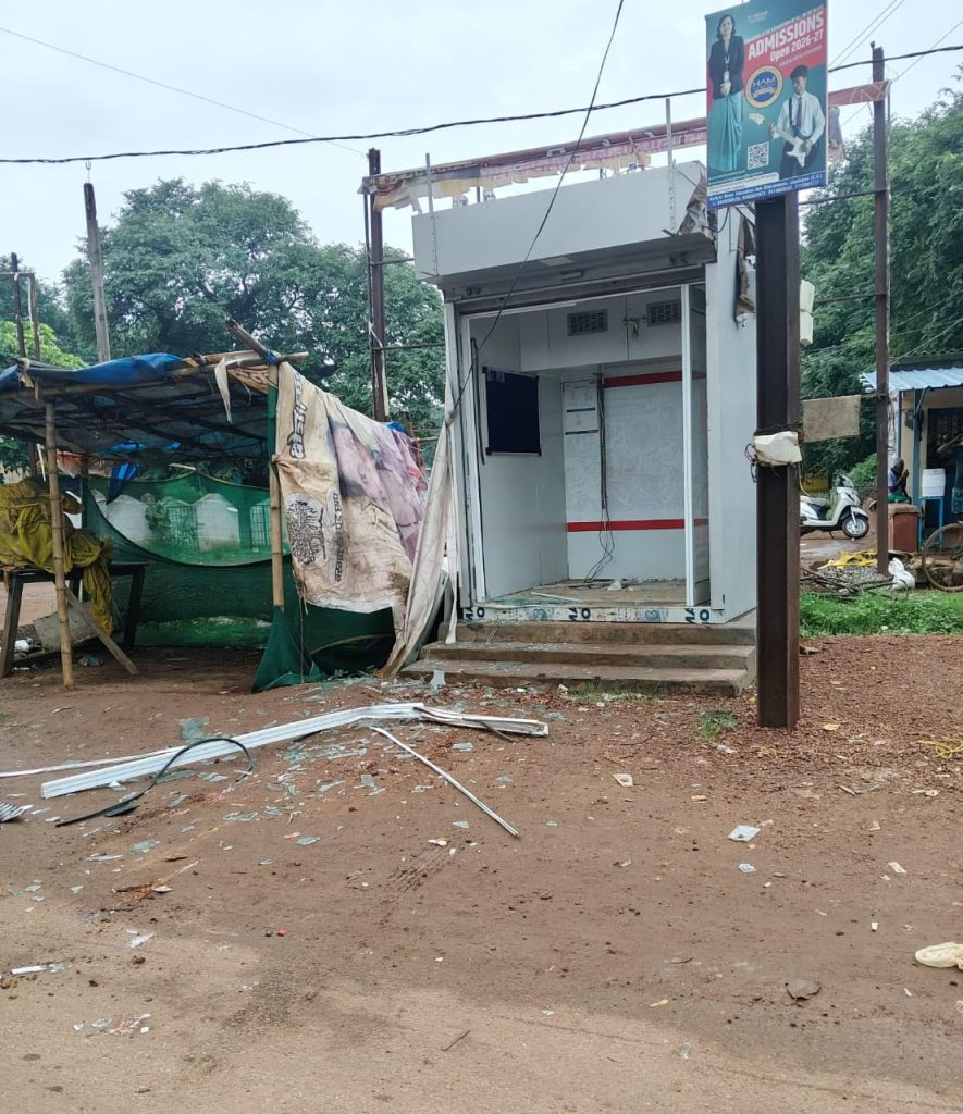 चोरों ने उखाड़ा ATM मशीन, लेकिन नहीं निकाल सके कैश, पुलिस खंगाल रही CCTV फुटेज image