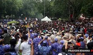 CJP प्रदर्शन के बीच शाम आज शाम 6.30 बजे खाली हो जाएगा कनाट प्लेस? बंद हो जाएंगे रेस्टोरेंट्स और ऑफिस image