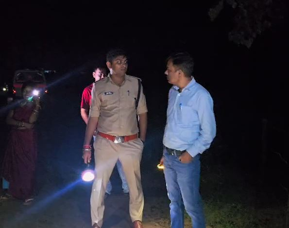 गौठान में बाढ़ के पानी में फंसा परिवार, नगर सेना ने टॉर्च की रोशनी में किया रेस्क्यू, 300 मवेशी अब भी संकट में image