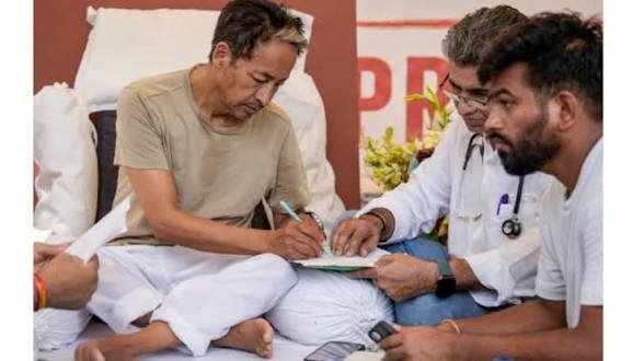 हड़ताल के बाद सोनम वांगचुक को दिल्ली पुलिस ने अस्पताल पहुंचाया, हाई कोर्ट के निर्देश पर हुई कार्रवाई images (9)