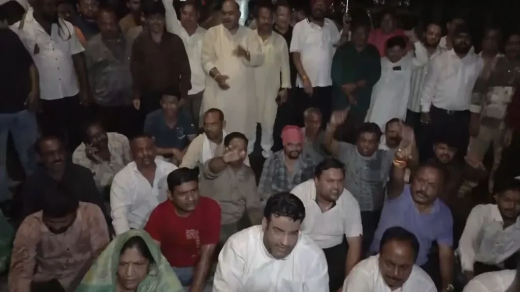 रायपुर में लोकभवन के सामने कांग्रेस का प्रदर्शन, धर्मेंद्र प्रधान के इस्तीफे की मांग पर अड़े नेता, राहुल गांधी को डिटेन किए जाने पर भड़के raipur 3 1
