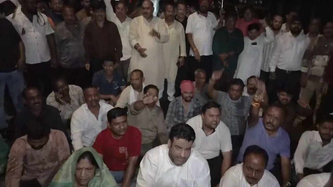 रायपुर में लोकभवन के सामने कांग्रेस का प्रदर्शन, धर्मेंद्र प्रधान के इस्तीफे की मांग पर अड़े नेता, राहुल गांधी को डिटेन किए जाने पर भड़के raipur 3 1