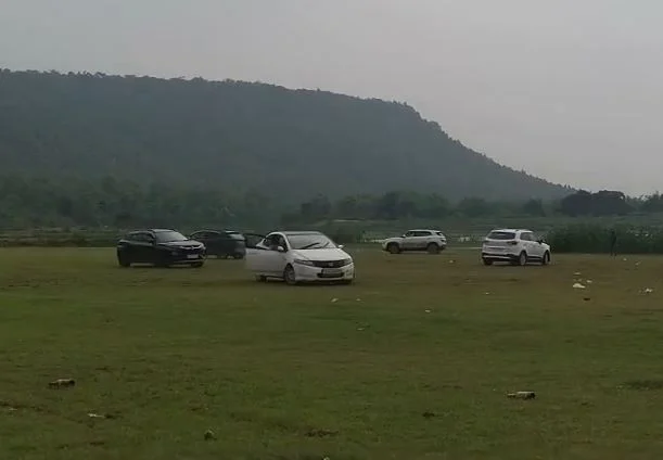 Viral Video: टूरिस्ट स्पॉट पर युवकों की खतरनाक हरकत, कार स्टंट देख लोग रह गए दंग stunt