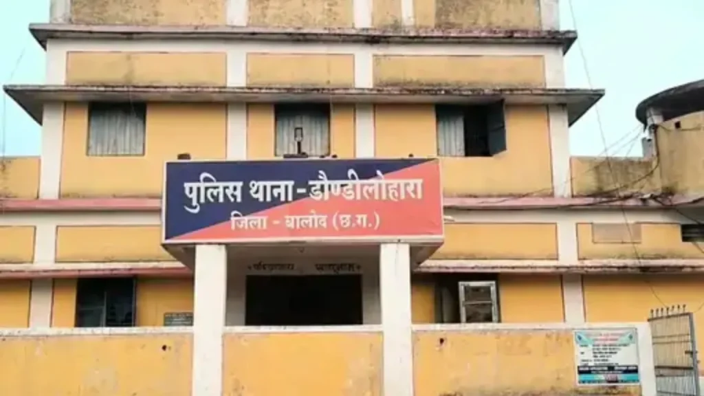 गुंडागर्दी या अनुशासन? 1 मिनट लेट होने पर छात्र को बेरहमी से पीटा, आरोपी शिक्षक के खिलाफ मामला दर्ज teacher 1