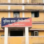 गुंडागर्दी या अनुशासन? 1 मिनट लेट होने पर छात्र को बेरहमी से पीटा, आरोपी शिक्षक के खिलाफ मामला दर्ज teacher 1