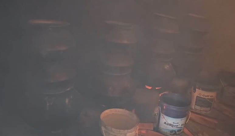 15 अगस्त से पहले बड़ी कार्रवाई: आबकारी उड़नदस्ता ने किया महुआ शराब फैक्ट्री का भंडाफोड़, एक आरोपी गिरफ्तार 17866174620691875540842288420218