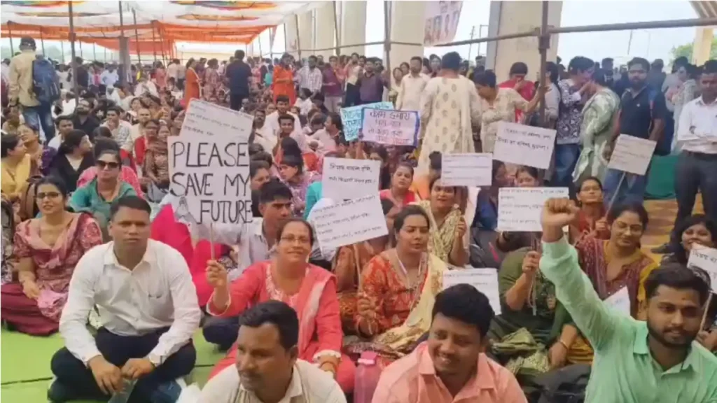 स्वामी आत्मानंद संविदा शिक्षक-कर्मचारियों का प्रदेशव्यापी आंदोलन, नियमितीकरण समेत 6 मांगों को लेकर दे रहे धरना untitled design 2026 08 04t162036.342 11zon