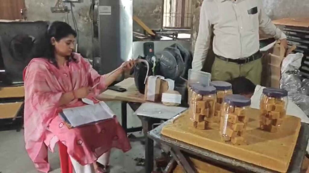 गंदगी में बन रहा था मैसूर पाक, खाद्य विभाग ने की मिठाई दुकानों की जांच, एक दुकान सील untitled design 2026 08 19t153733.301 11zon