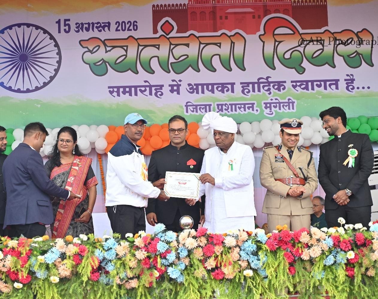 15 साल के निःस्वार्थ सेवा का मिला फल, स्वतंत्रता दिवस पर ‘सर्पमित्र’ सुरेंद्र कुमार हुए सम्मानित whatsapp image 2026 08 16 at 12.24.41 pm 2 (2)