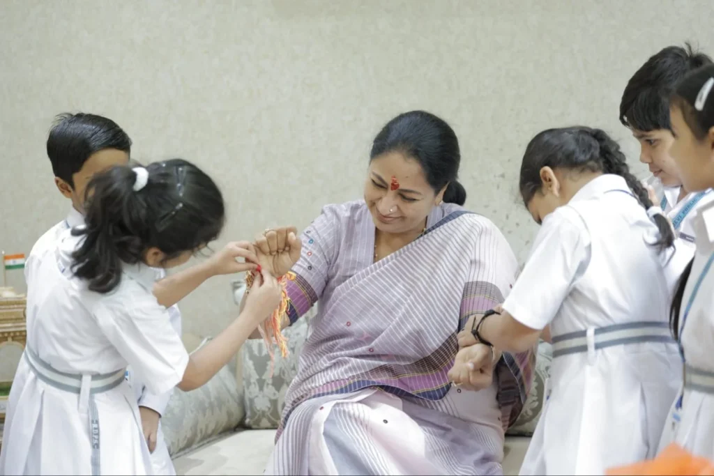 CM रेखा गुप्ता ने बच्चों संग मनाया रक्षाबंधन, बोलीं- बच्चों की मुस्कान सबसे खास whatsapp image 2026 08 27 at 3.24.16 pm 1536x1024 (1)