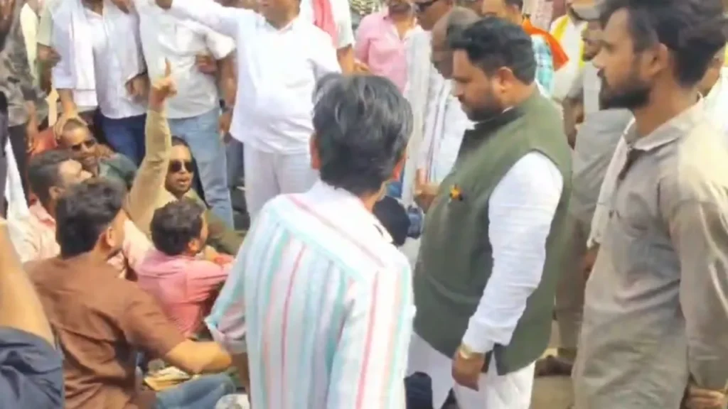 दुर्ग में कांग्रेस नेता की हत्या का मामला, कार्यकर्ताओं ने सड़क पर शव रखकर किया प्रदर्शन, पुलिस मामले की जांच में जुटी durg