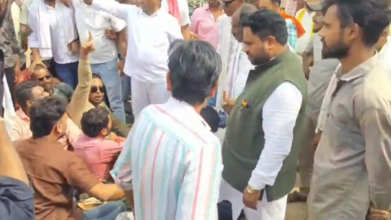 दुर्ग में कांग्रेस नेता की हत्या का मामला, कार्यकर्ताओं ने सड़क पर शव रखकर किया प्रदर्शन, पुलिस मामले की जांच में जुटी durg