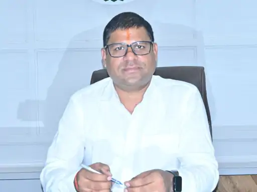 2 IAS अफसरों की लोकसभा स्पीकर से शिकायत, सांसद विजय बघेल ने लगाए गंभीर आरोप image