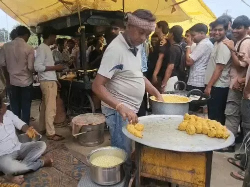 बर्थडे पर दिखी दरियादिली: 500 से ज्यादा छात्रों को मुफ्त में खिलाया वड़ा पाव और आलू गुंडा image