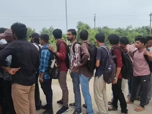 बर्थडे पर दिखी दरियादिली: 500 से ज्यादा छात्रों को मुफ्त में खिलाया वड़ा पाव और आलू गुंडा image