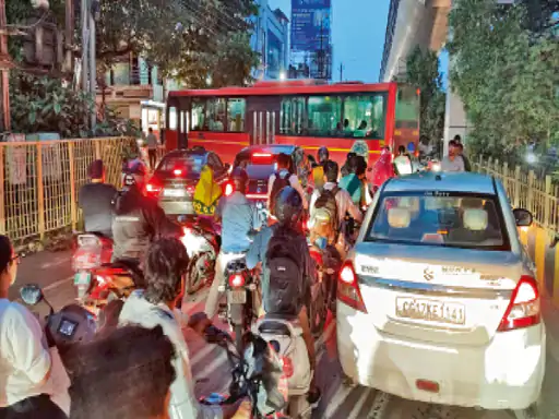 शहर में 18 लाख गाड़ियां, ट्रैफिक पुलिस सिर्फ 390 image