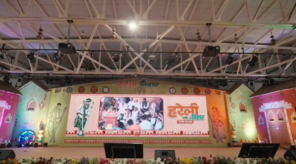 मुख्यमंत्री निवास में हरेली पर्व की धूम : कृषि उपकरणों और ग्रामीण परिवेश की झलक बनी आकर्षण, राउत नाचा की धुन पर थिरके मंत्री गुरु खुशवंत साहेब image