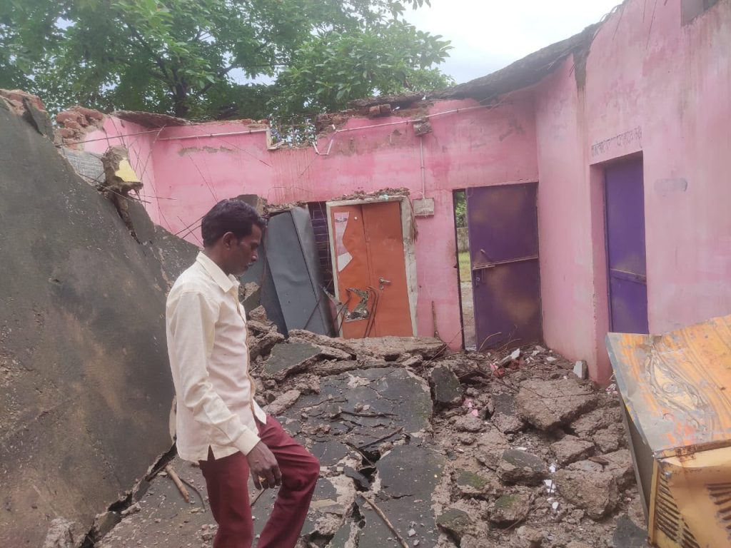 जर्जर पंचायत भवन की गिरी छत बाल-बाल बचे सरपंच-सचिव मलबे में दबे सरकारी दस्तावेज image