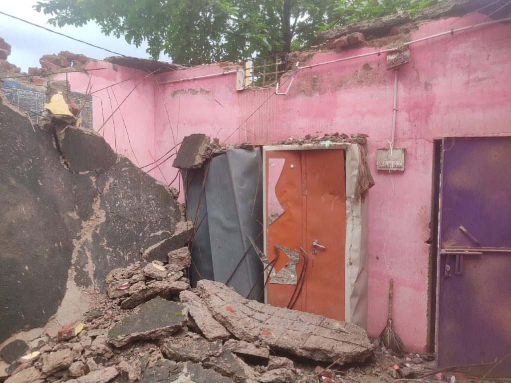जर्जर पंचायत भवन की गिरी छत बाल-बाल बचे सरपंच-सचिव मलबे में दबे सरकारी दस्तावेज image