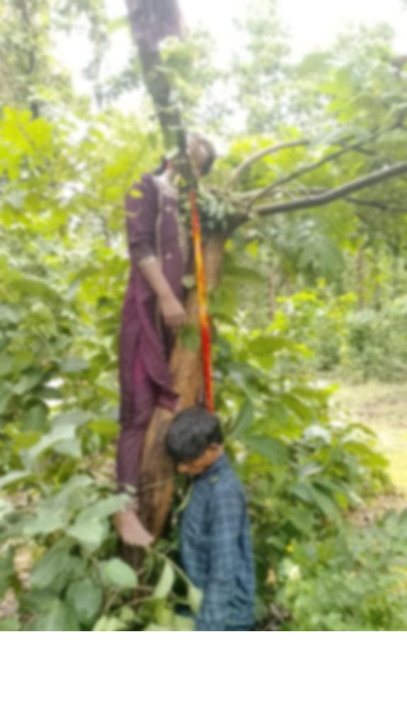 प्रेमी जोड़े ने की आत्महत्या: पेड़ पर एक ही दुपट्टे से लटकी मिली लाश, पुलिस कर रही मामले की जांच image
