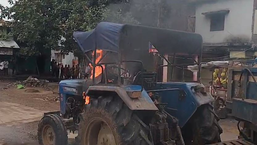 दर्दनाक हादसे में मासूम की मौत: नाराज ग्रामीणों ने ट्रैक्टर को फूंककर चालक को पीटा, फिर किया चक्काजाम image