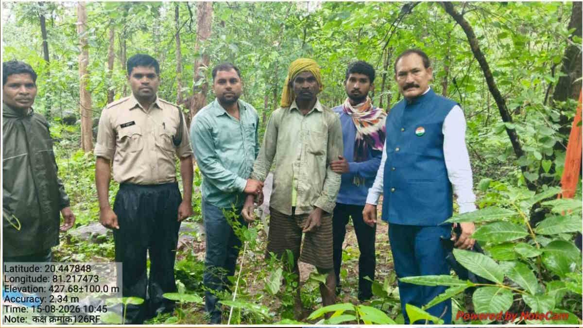 शिकार करने से पहले पकड़ाया शिकारी, जाल के साथ गुलेल, मिट्टी की गोलियां, टंगिया-गैंती किया बरामद… shikari 01 (1)