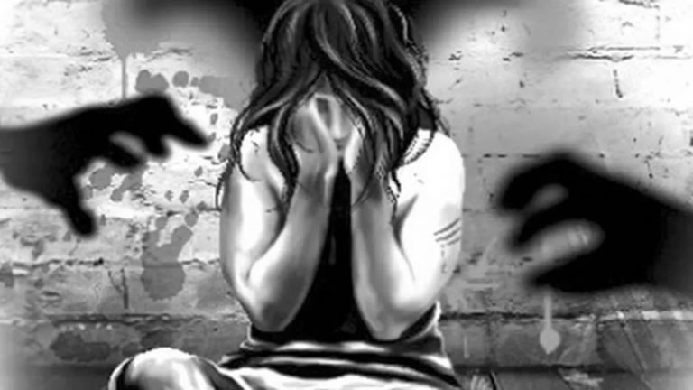 पूजा में बिजी था गांव, सूनसान जगह पर ले जाकर 2 नाबालिग से हैवानियत, चुप रहने के लिए दिए 50 रुपए rape symbolic image 768x432