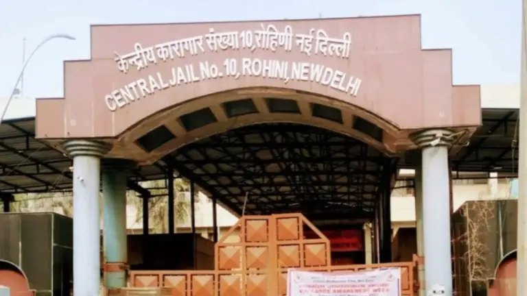 दिल्ली की रोहिणी जेल में कैदी की हत्या, धारदार हथियार से उतारा मौत के घाट rohini jail prisoner murder delhi 768x432