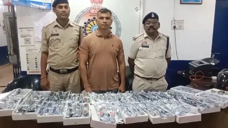 दुर्ग के इंदिरा मार्केट में नकली Titan-Fastrack घड़ियों के कारोबार का खुलासा, दुकान संचालक गिरफ्तार durg news 768x432 (1)