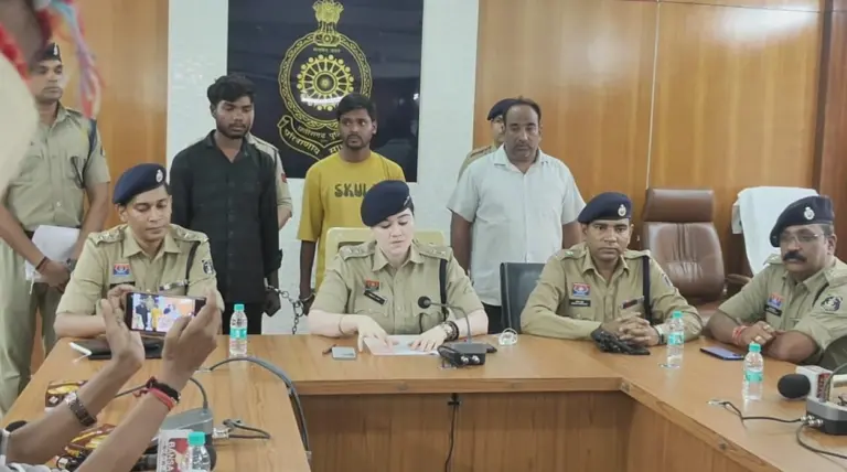 डोंगरगढ़ में नकली शराब और फर्जी होलोग्राम गिरोह पकड़ाया, एसपी अंकिता शर्मा ने किया खुलासा ips ankita 768x428