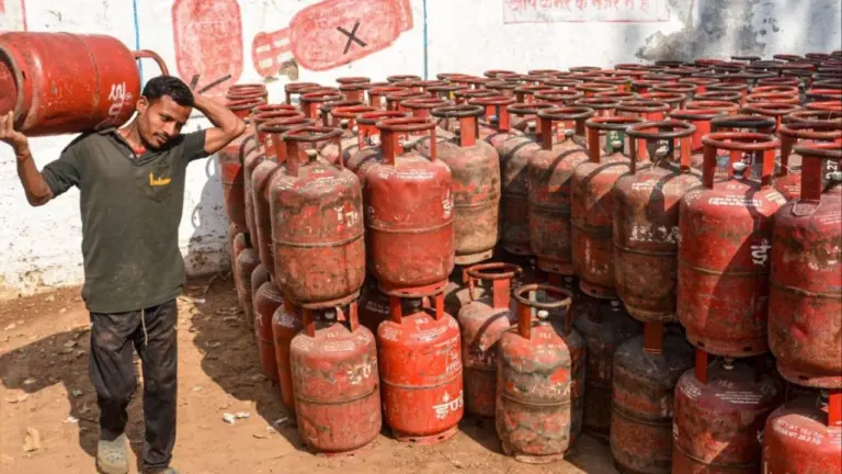 ग्रामीण क्षेत्रों में 45 दिन की बुकिंग पाबंदी खत्म, LPG उपभोक्ताओं के लिए केंद्र सरकार का बड़ा ऐलान lpg 768x432