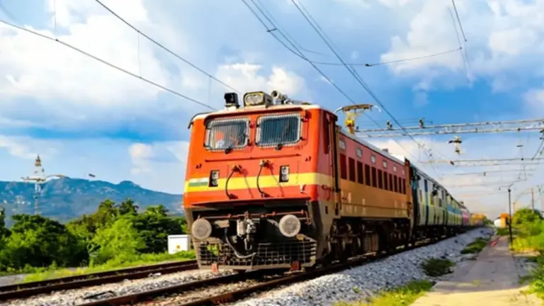 रायपुर-बिलासपुर के बीच कई ट्रेनें रद्द,13 और 14 सितंबर को बढ़ेगी परेशानी train 768x432