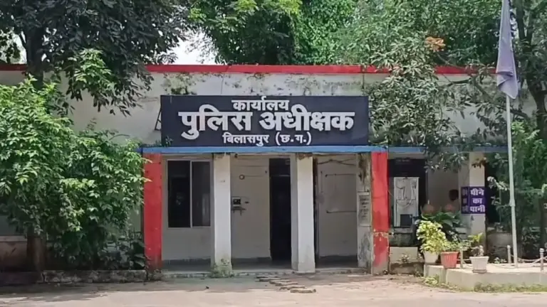 ड्यूटी से लौट रहे आरक्षक को रास्ते में रोककर पीटा, बाइक में की तोडफोड़, बदमाशों ने मांगे थे शराब पीने के लिए पैसे webp 55 1 768x432