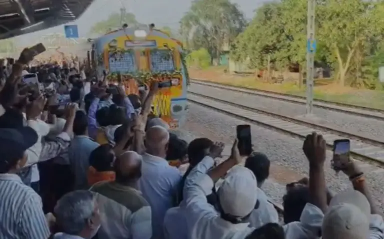 कुरूद का सपना हुआ साकार! 10 साल बाद ट्रेन पहुंचते ही जश्न, गूंजे देशभक्ति के नारे chhattisgarh budget 2026 27 2026 10 20t182040.166 768x479
