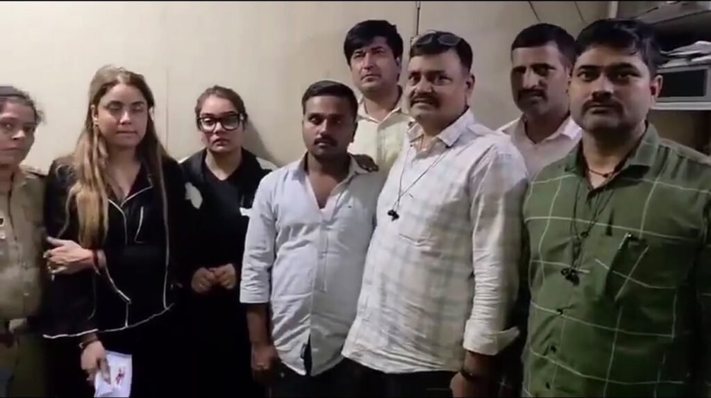 बिग ब्रेकिंग🚨 50 हजार की इनामी फरार मॉडल श्रद्धा दुबे गिरफ्तार! img 20261020 wa0438