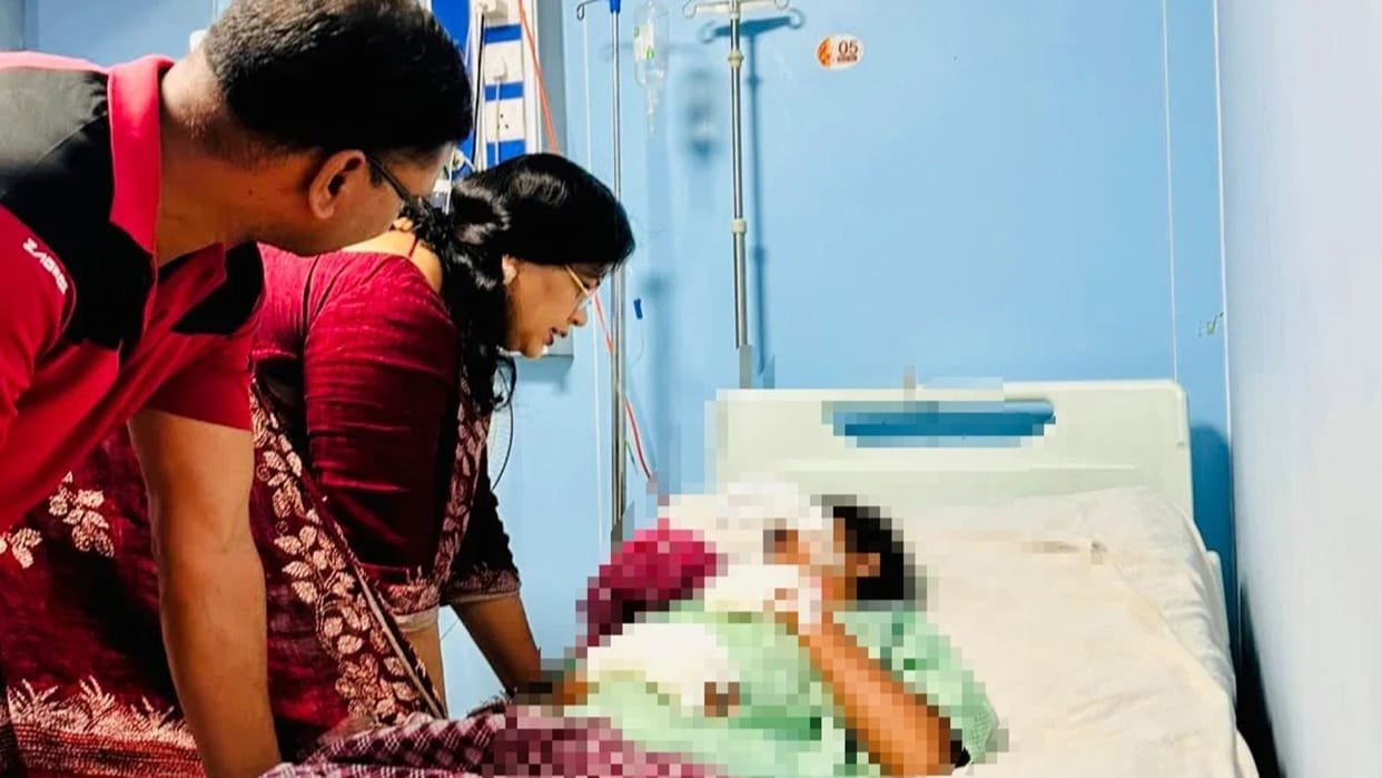 आधी रात अस्पताल पहुंचीं विधायक, एसिड अटैक पीड़िता से मिलकर बोलीं—बेटियों पर दरिंदगी अब बर्दाश्त नहीं bltha ma yavata para esada ataka 65dc14a69000152a7a4c662469603e40