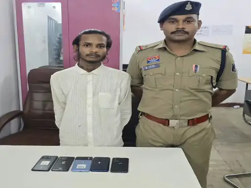 पता पूछने-लिफ्ट मांगने के बहाने लूट नाबालिग साथी भी पकड़ा गया, 5 मोबाइल जब्त स्टेशन के प्लेटफॉर्म पर भी वारदात कबूली whatsapp image 2026 10 01 at 74404 pm1790926373 73 1790929230